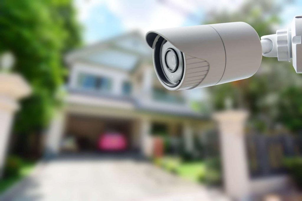 Caméra de surveillance avec enregistrement filmant la maison