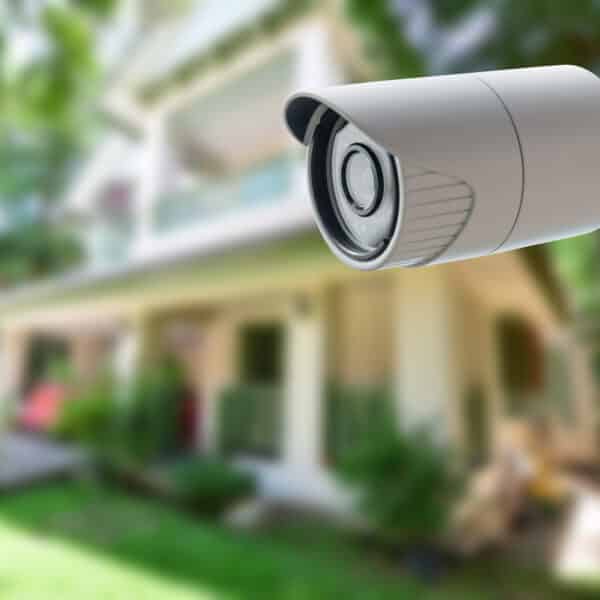 Comment cacher efficacement une caméra de surveillance extérieure ?